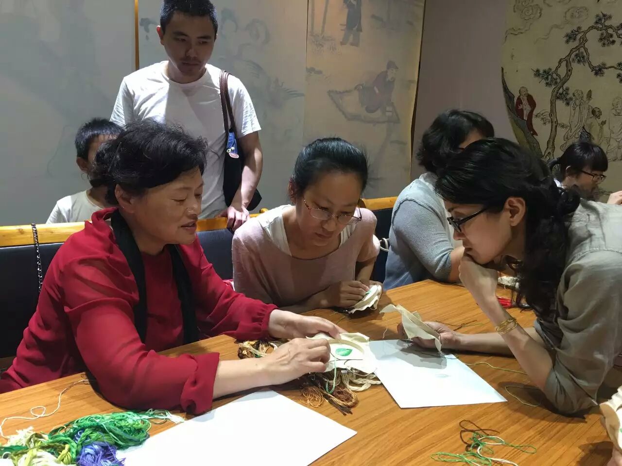 “来松江博物馆，绣出一枝花”刺绣实践活动