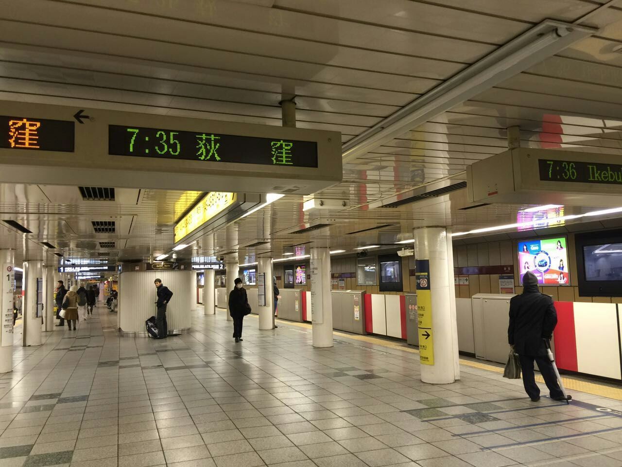 空空荡荡的日本地铁站，乘客们有秩序的排着...