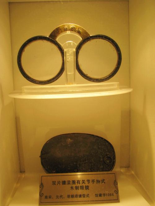 上海眼镜博物馆展馆内还展出若干珍贵的眼镜收藏,其中包括明代万历