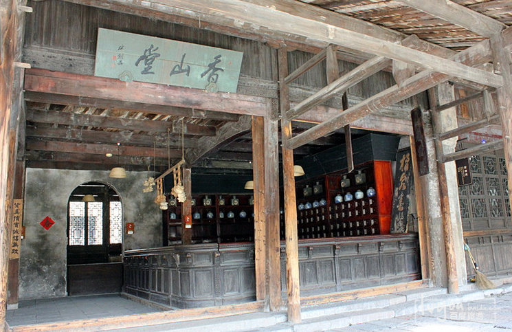 香山堂中药店座落于东栅财神湾,该店由业主陆庆余创建于清光绪年间