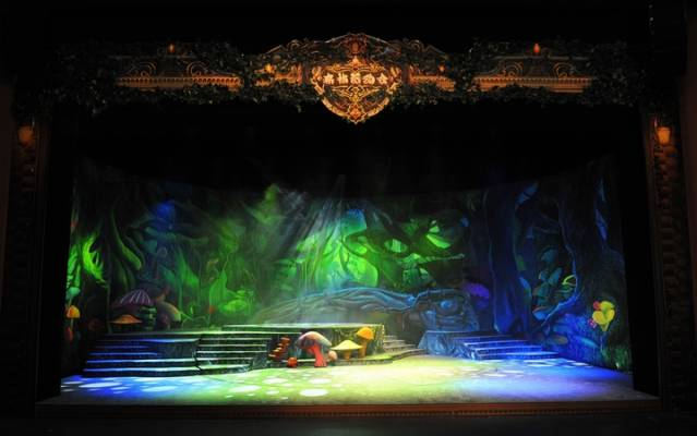 怀着敬畏之心,心存纯净,以充分利用舞台空间,创造森林美妙情景体验为