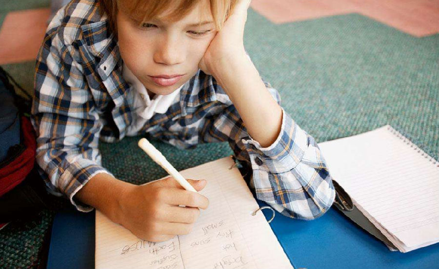 家长总是在看完孩子的成绩单后,才知道孩子成绩退步了,于是一顿打骂