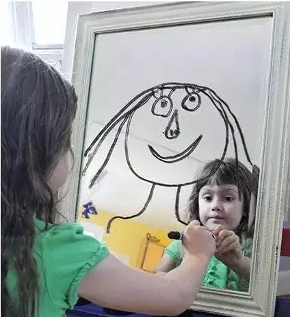 镜子里的自画像图片